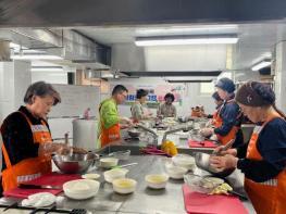 봉화군 치매가족 돌봄부담 완화를 위한 ‘행복채움 요리교실’운영 기사 이미지