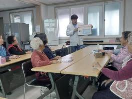 옥천군보건소 '찾아가는 건강보건소'로 경로당에서 주민 건강 돌본다 기사 이미지