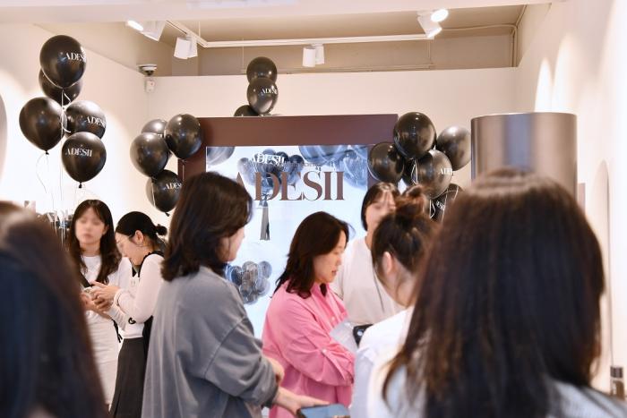 “성수에 뜬 대형 블랙 펄”…‘ADESII’, 팝업 캠페인 ‘화제’
