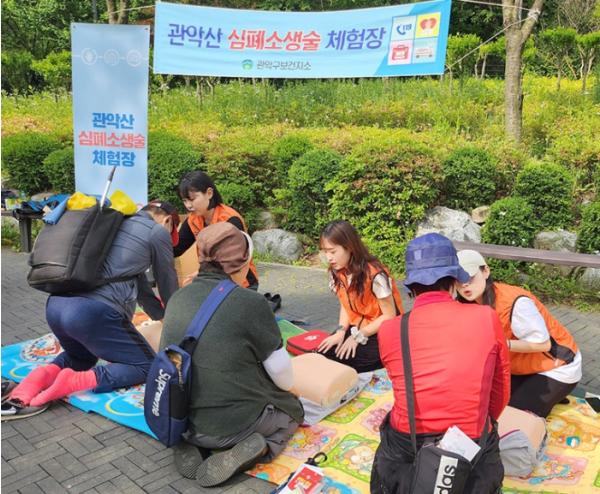 등산 성수기 필수 지식...관악구, '관악산 심폐소생술 체험장'에서 알려드려요