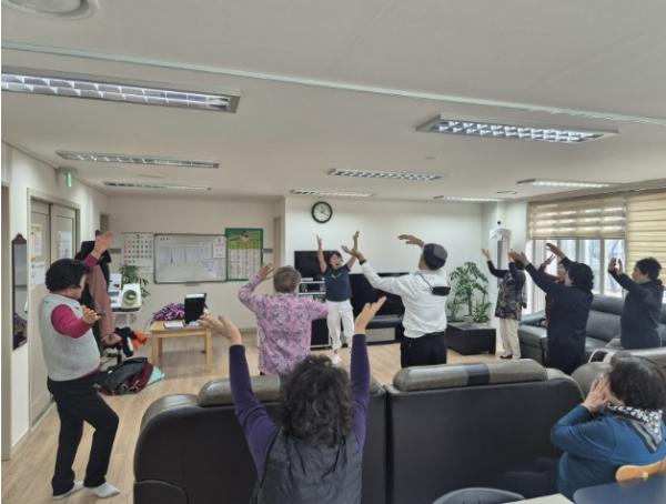 시흥시보건소, 생활공간으로 찾아가는 '실버 건강체조' 운영, 호응 커 기사 이미지