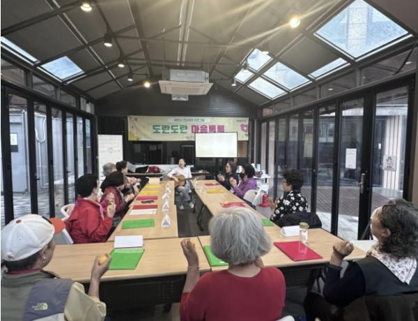 시흥시보건소, 독거어르신 맞춤형 음악 교실 '도란도란 마음톡톡' 운영