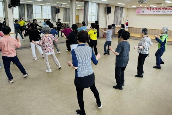 '100세까지 청춘으로!'…함평군, 라인댄스 교실 