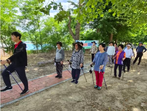 '건강하게 한 걸음, 안전하게 한 걸음' 의성군, 치매보듬마을 노르딕 워킹 낙상 예방 운동 프로그램 운영 