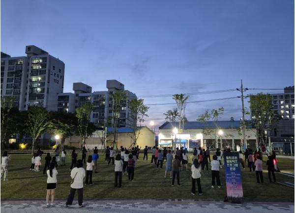 고성군, 군민 건강 깨우는 ‘힐링공원 별빛체조’ 주 2회 전격 확대