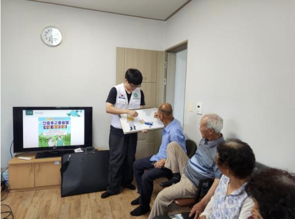 부여군, 자석 부착형 교육자료 제작 활용 '진드기매개감염병 예방 교육 호응'