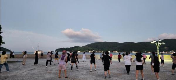 거제시보건소와 함께, “여행도 하고, 운동도 하고” 일운수변공원 ‘별빛해변운동교실’ 첫 운영부터 큰 호응