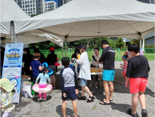파주보건소, 운정·문산 물놀이장 3곳서 '손 씻기 캠페인' 전개