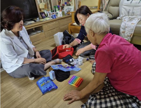 옥천군보건소, 폭염 취약계층에 '건강 꾸러미' 지원
